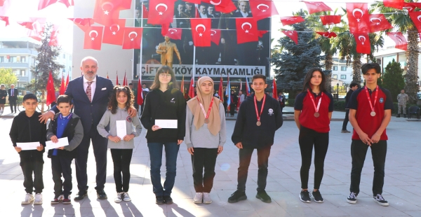 29 EKİM ÇİFTLİKKÖYDE KUTLANDI