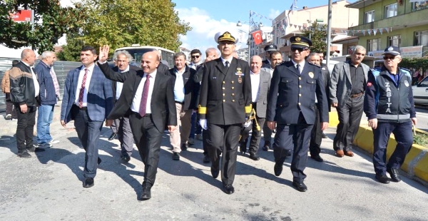 300 METRE BAYRAKLA YÜRÜDÜLER