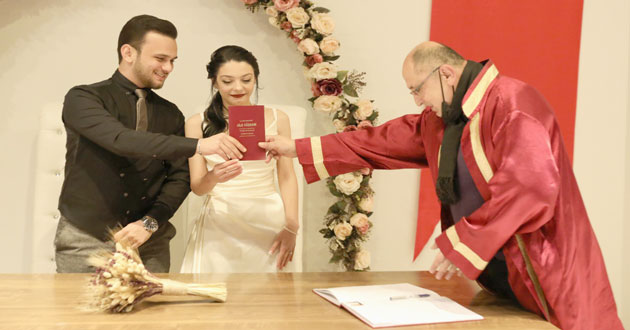 ​8 kişi özel günde nikah kıydı