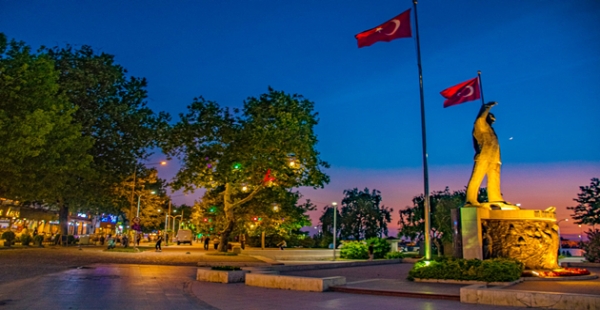 AĞAÇLARA AMPÜL TAKTILAR