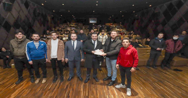 Ak Gençler Eren filmine gitti