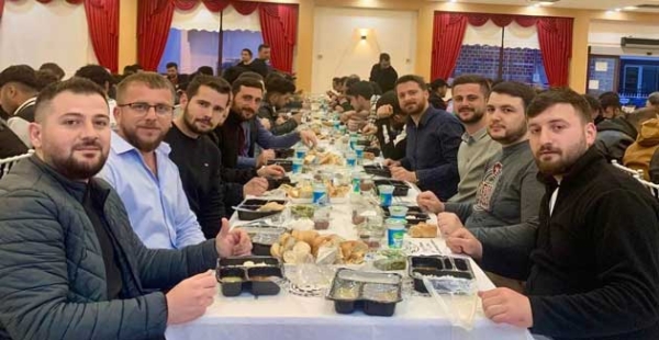 AK GENÇLER ORUÇ AÇTI