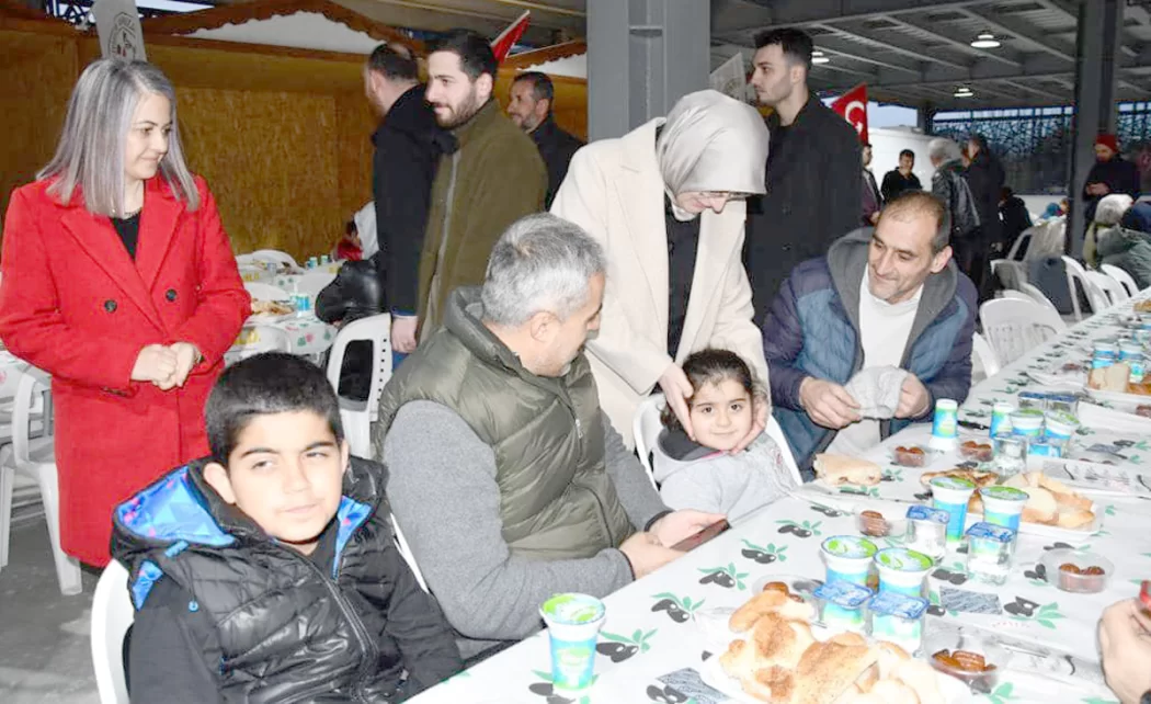 AK Parti Altınova, iftarda buluştu