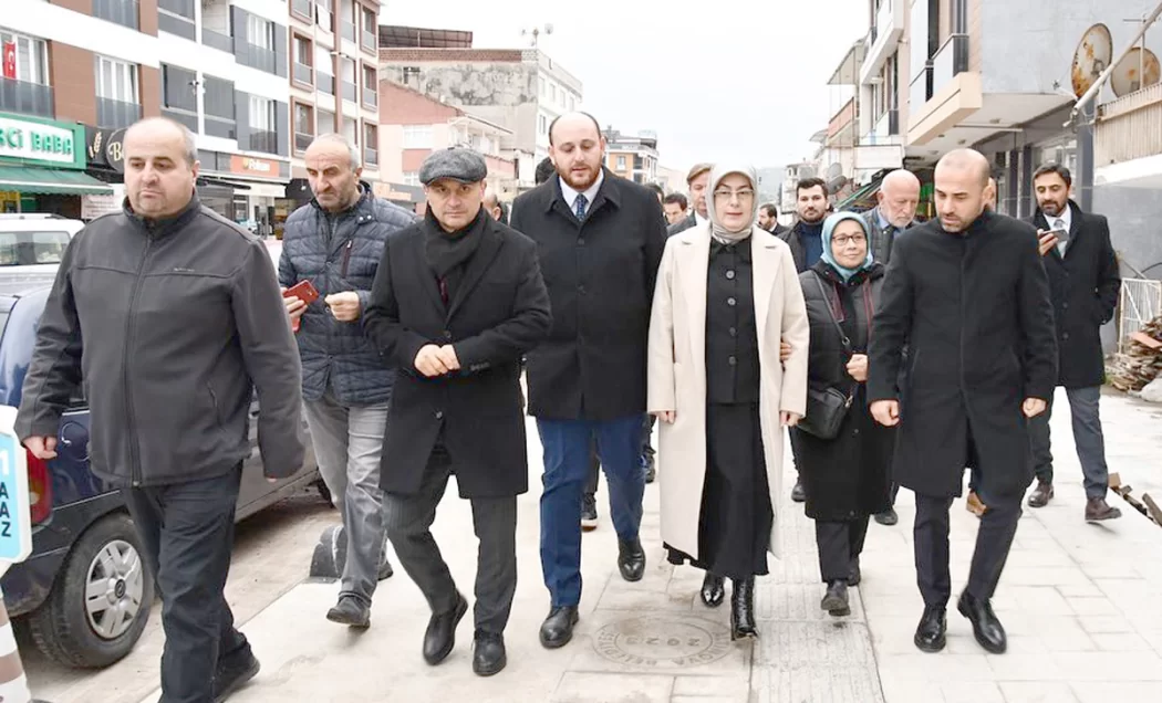 AK Parti milletvekillerinden Altınova çıkarması