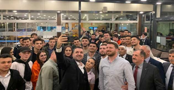 AK PARTİLİ GENÇLER ÇİFTLİKKÖYDE TOPLANDI