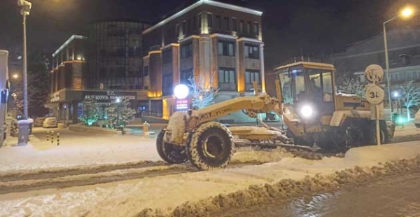 Altınova da yollar açık tutuldu