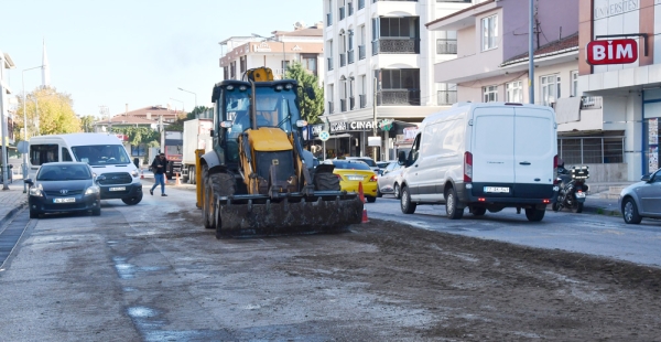 ALTINOVA’DA CADDELER YENİLENİYOR