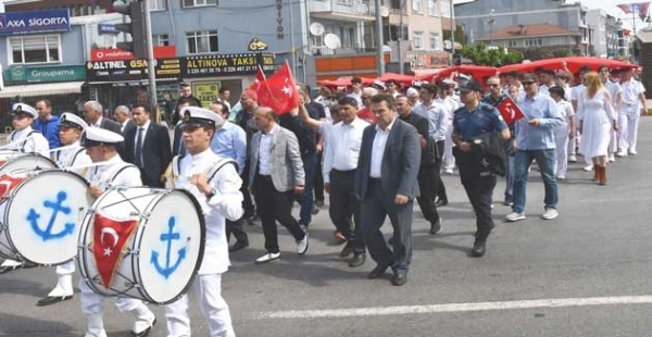 ALTINOVA’DA GENÇLİK YÜRÜDÜ