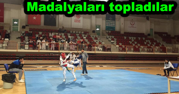 Altınovalı tekvandocular madalyaları topladı