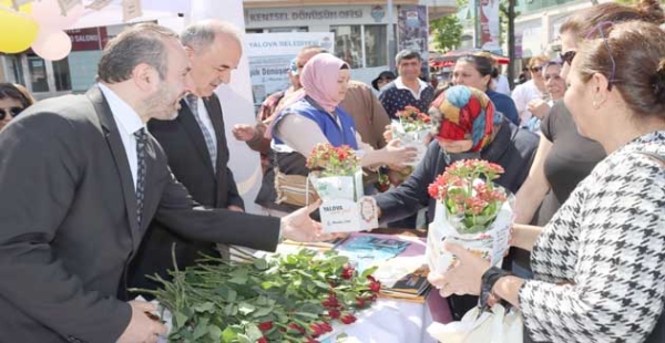 ANNELERE ÇİÇEK VERDİLER