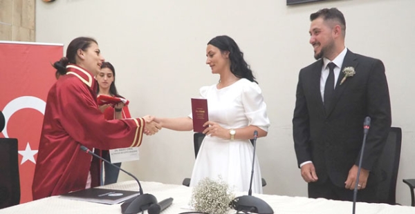 ANTRENÖR YASEMİN EVLENDİ