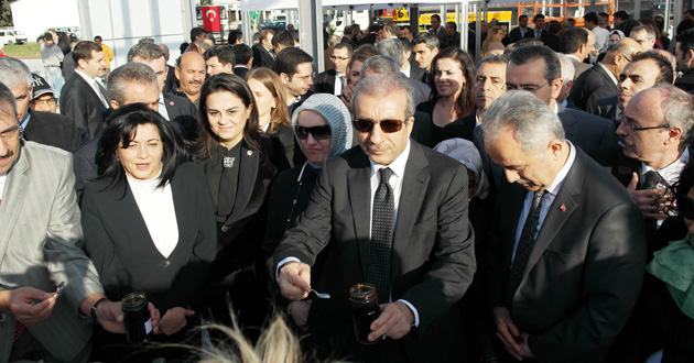 BAKAN EKER : ANANASI BIRAK , MUZ YE