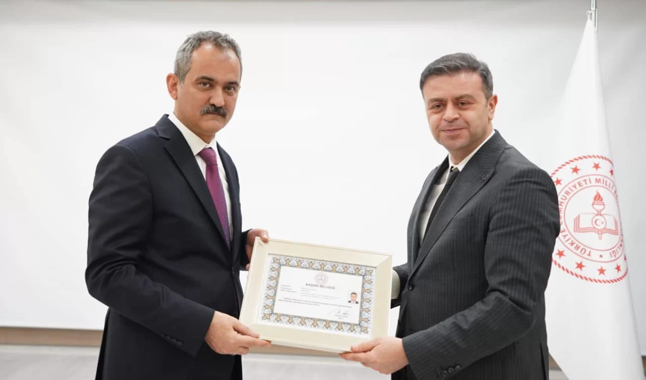 BAKAN ÖZER’DEN YALOVA MEB’E PLAKET