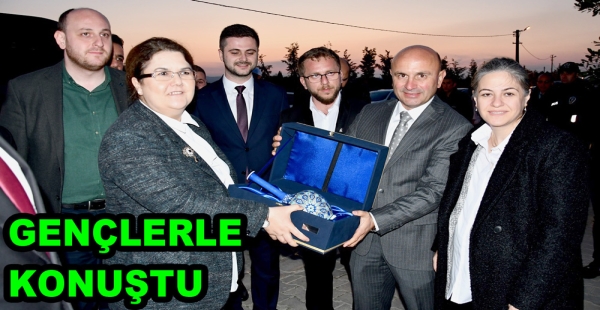 BAKAN YANIK ALTINOVA’DA GENÇLERLE KONUŞTU