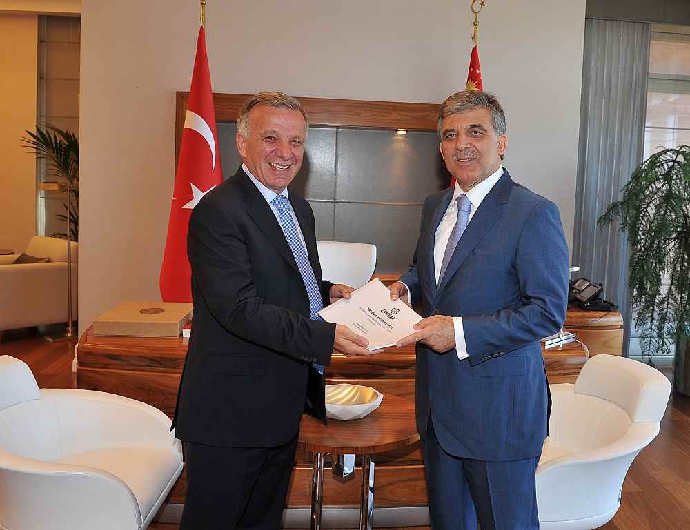 BAŞKAN KOÇAL CUMHURBAŞKANI GÜL'E ZAMBAKI ANLATTI