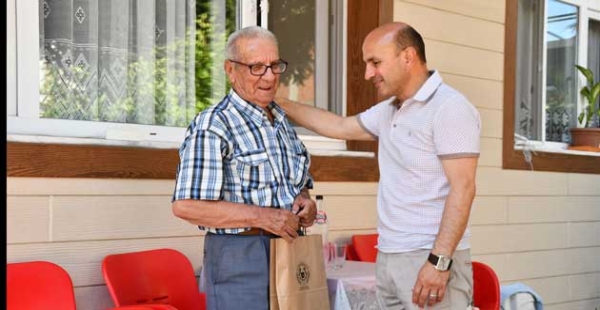 BAŞKAN ORAL BAYRAMDA BÜYÜKLERİ UNUTMADI