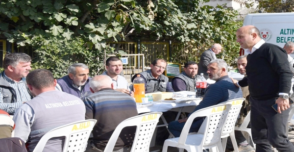BAŞKAN ORAL İŞÇİLERLE YEMEKTE BULUŞTU