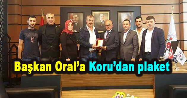 Başkan Oral’a Koru’dan plaket