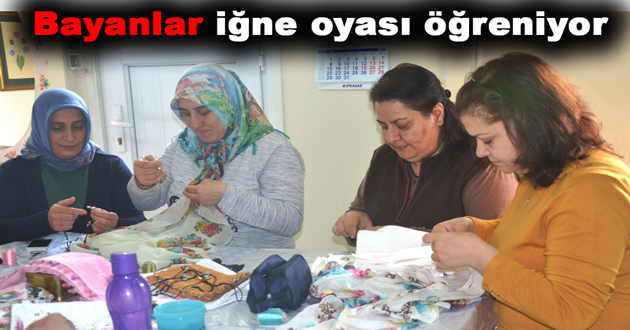 Bayanlar iğne oyası öğreniyor