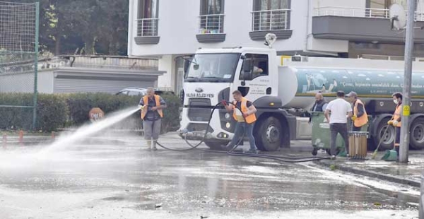 ​BAYRAMI ÖNCESİ CADDELER YIKANIYOR