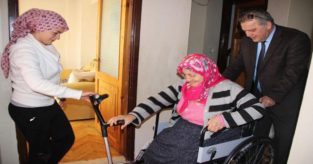 BELEDİYE'DEN ENGELLİYE SANDALYE