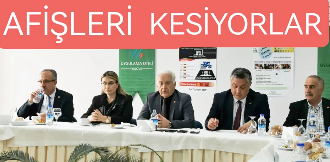 CHP AFİŞLERİNİ KESİYORLAR