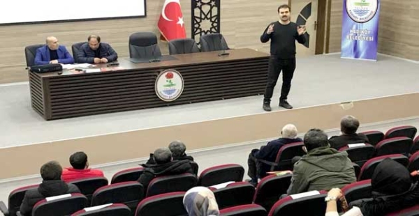 ÇİFTÇİLERE HASTALIK EĞİTİMİ VERDİ