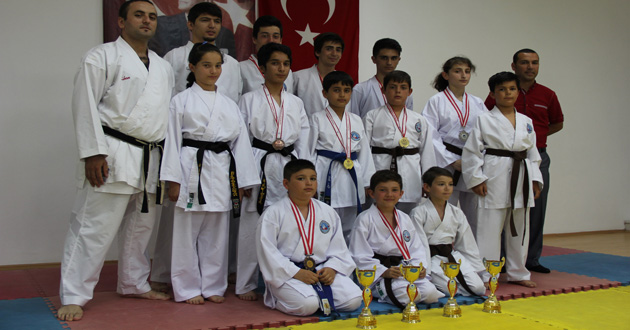 Çiftlikköy Belediyespor Karate Takımı  fırtına gibi esti