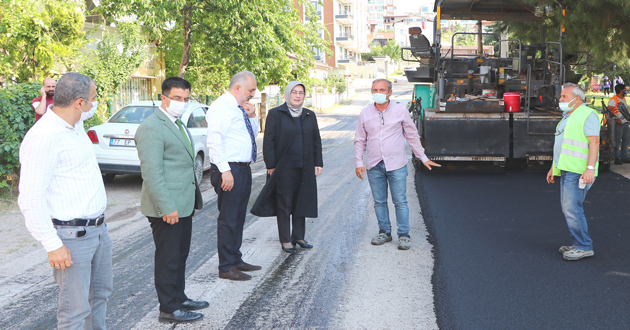 Çiftlikköy de Asfaltın yarısı atıldı