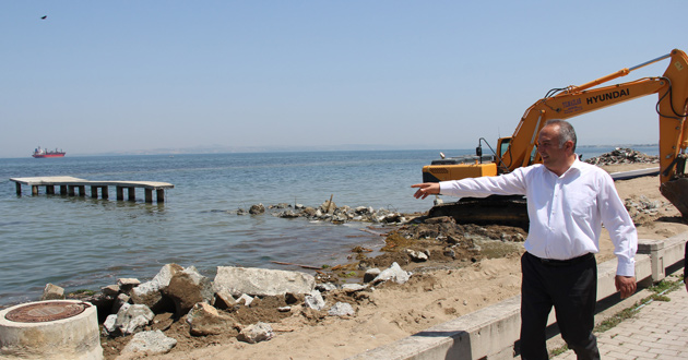 ÇİFTLİKKÖY SAHİLİNDEKİ İSKELER YIKILDI