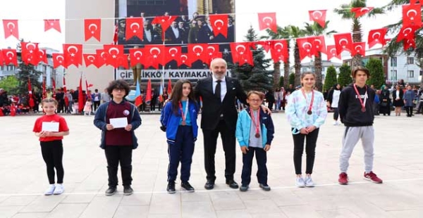 ÇİFTLİKKÖY’DE 23 NİSAN KUTLANDI