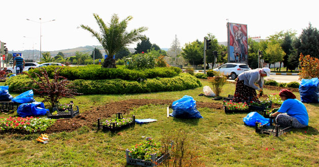ÇİFTLİKKÖY’E 28 BİN ÇİÇEK DİKİLDİ