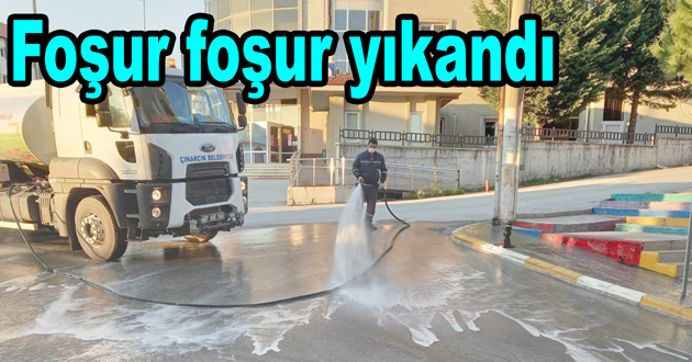 Çınarcık yolları köpükle yıkanıyor