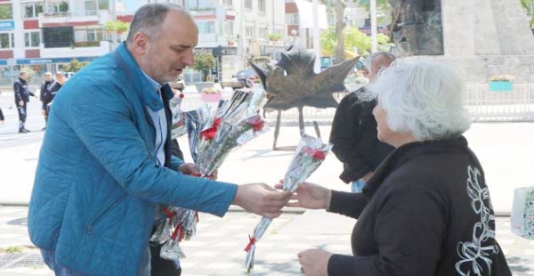 ÇINARCIK'DA ANNELER UNUTULMADI