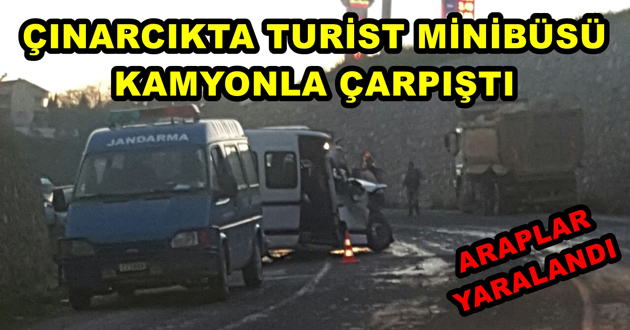 ÇINARCIKTA TURİST MİNİBÜSÜ KAMYONLA ÇARPIŞTI