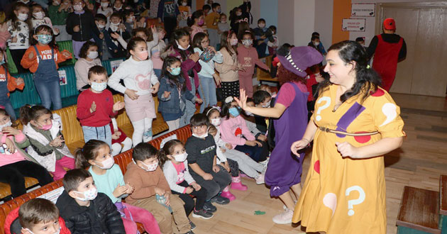 Çocuklar tiyatro ile mutlu