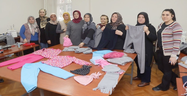 DEPREMZEDELER İÇİN KIYAFET DİKİYORLAR