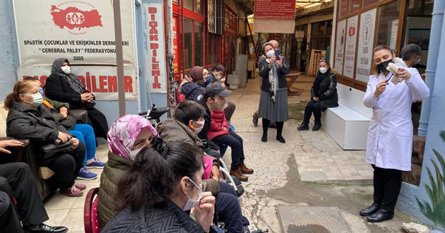 ​Engelli çocukların dişlerine baktı