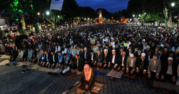 Fatih'in Torunları Ayasofya meydanında sabah namazında
