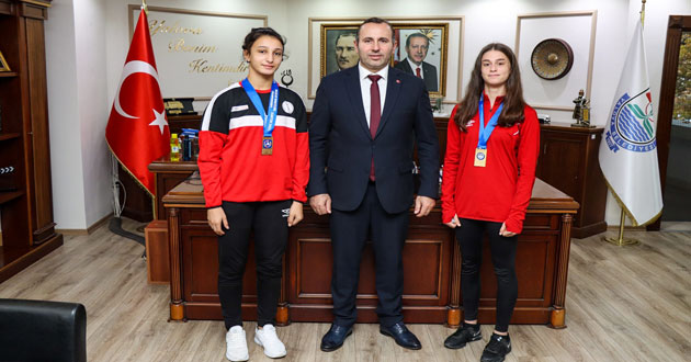 Güreşçi kızları tebrik etti