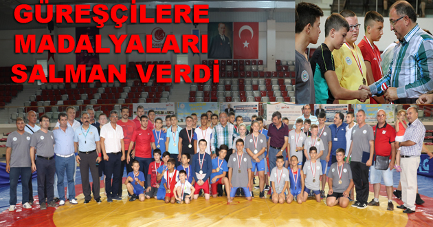 GÜREŞÇİLERE MADALYALARI SALMAN VERDİ