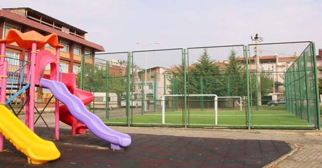 ​Halı sahalar yenilendi