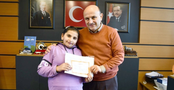 İLK LİSE KARNESİNİ ORAL’A GETİRDİ