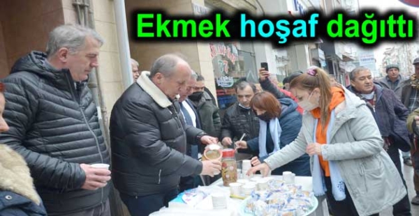 İNCE HOŞAF ve EKMEK DAĞITTI