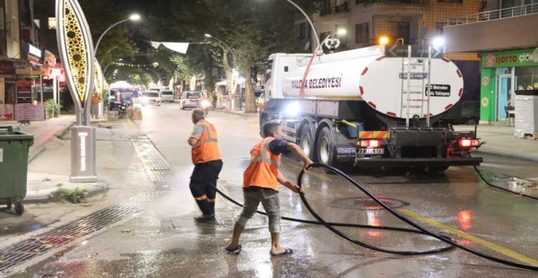 İSTANBUL CADDESİ TAZYİKLİ SU İLE YIKANDI