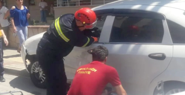 İTFAİYE ARAÇ İÇİNDEN KURTARDI