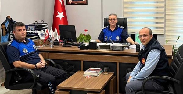 İTFAİYECİLER ZABITAYI KUTLADI