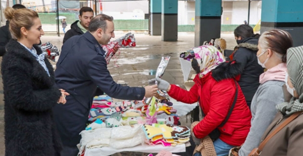 ​Kadınlara karanfil verdi