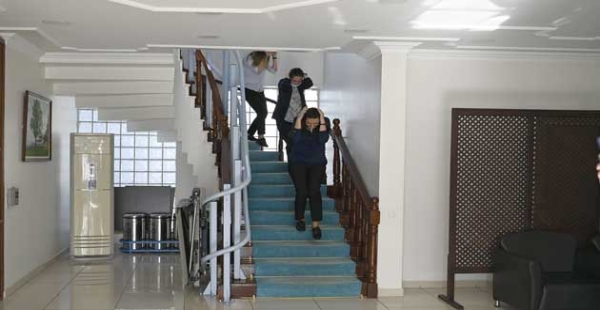 KAMUYA DEPREM EĞİTİMİ VERİLİYOR