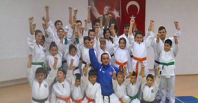 KARATECİLER 10 MADALYAYLA YALOVA^YA DÖNDÜ